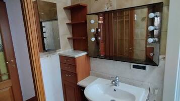 Regadera, secadora de cabello, toallas