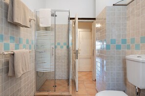 Shower, hair dryer, towels - Villa 'Agriturismo Podere Terrena' with Mountain View, Private Pool and Wi-Fi (Gaiole in Chianti)