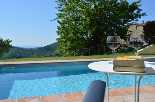 Villa 'Agriturismo Podere Terrena' con vista sulle montagne, piscina privata e Wi-Fi