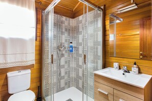 シャワー、ヘアドライヤー、タオル