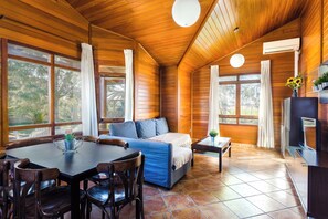 TV - Holiday Home 'La Tramuntana' with Private Terrace, Wi-Fi and Air Conditioning (el Marenyet)