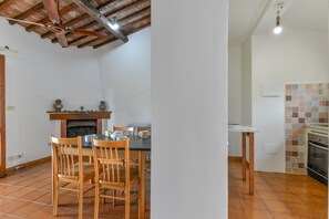 Dining - Holiday Home 'La Casa Del Colle' with Private Terrace, Private Garden and Wi-Fi (Campo nell'Elba)