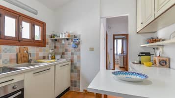 Frigorifero, forno, piano cottura, lavastoviglie