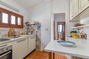 Fridge, oven, stovetop, dishwasher - Holiday Home 'La Casa Del Colle' with Private Terrace, Private Garden and Wi-Fi (Campo nell'Elba)