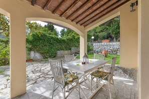 Outdoor dining - Holiday Home 'La Casa Del Colle' with Private Terrace, Private Garden and Wi-Fi (Campo nell'Elba)