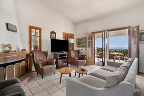 TV, fireplace - Holiday Home 'Villa Sugar Town' with Sea View, Wi-Fi and Air Conditioning (?a????)