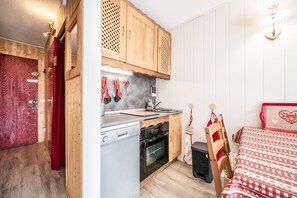 Een koelkast, een magnetron, een oven, een kookplaat