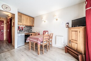 Dining - Apartment 'Les Pralyssimes 462' with Mountain View, Private Terrace and Wi-Fi (Taninges)