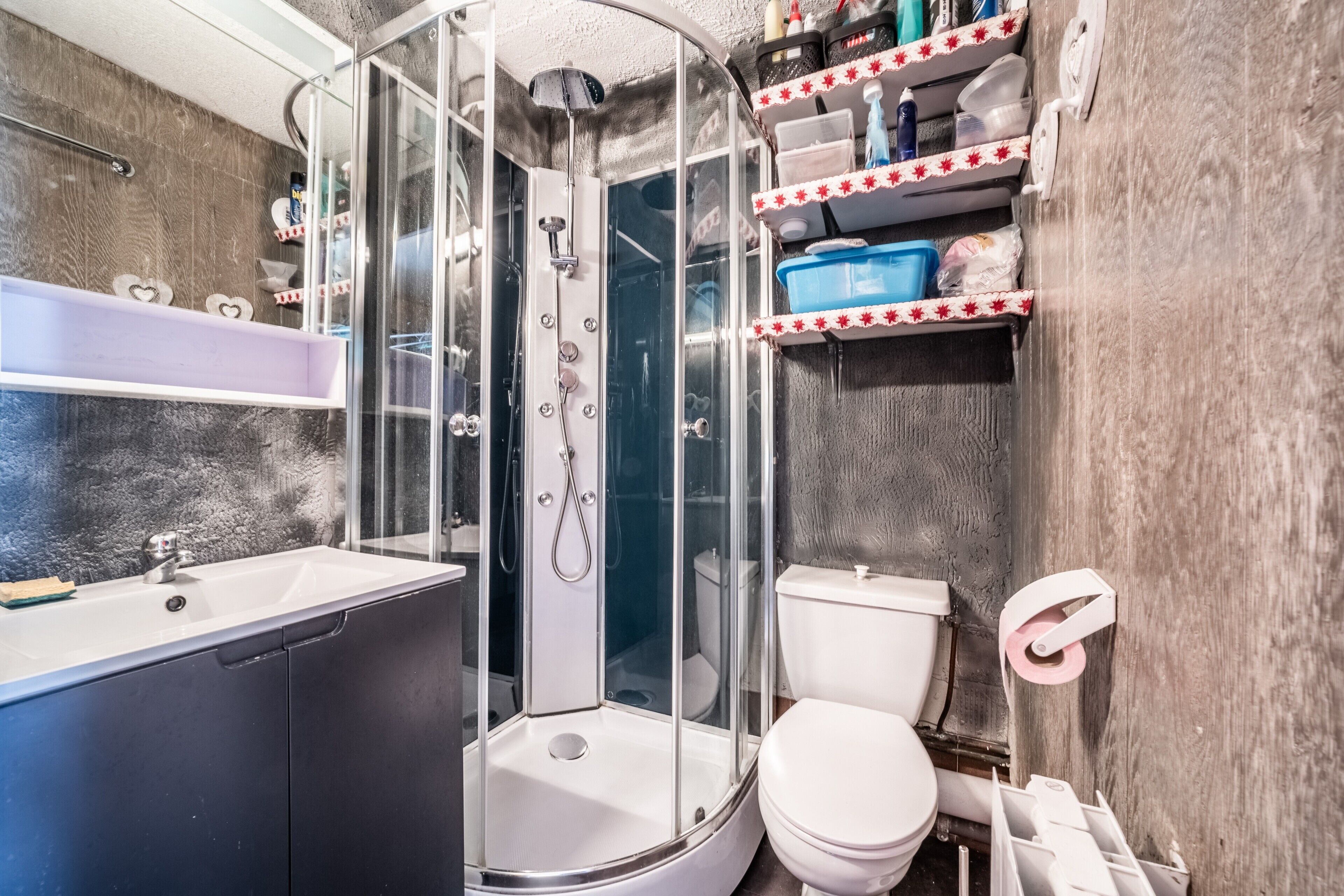 Een douche, handdoeken