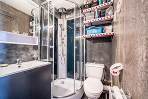 Shower, towels - Apartment 'Les Pralyssimes 462' with Mountain View, Private Terrace and Wi-Fi (Taninges)