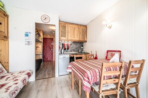 Dining - Apartment 'Les Pralyssimes 462' with Mountain View, Private Terrace and Wi-Fi (Taninges)