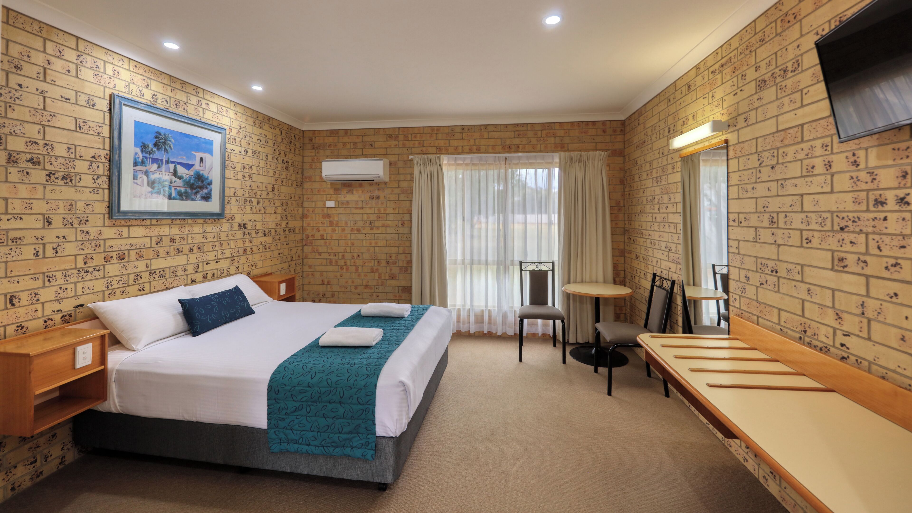 Dobbeltrom – classic, 1 queensize-seng, ikke-røyk | Skrivebord, skrivebord for bærbar PC, blendingsgardiner og lydisolert