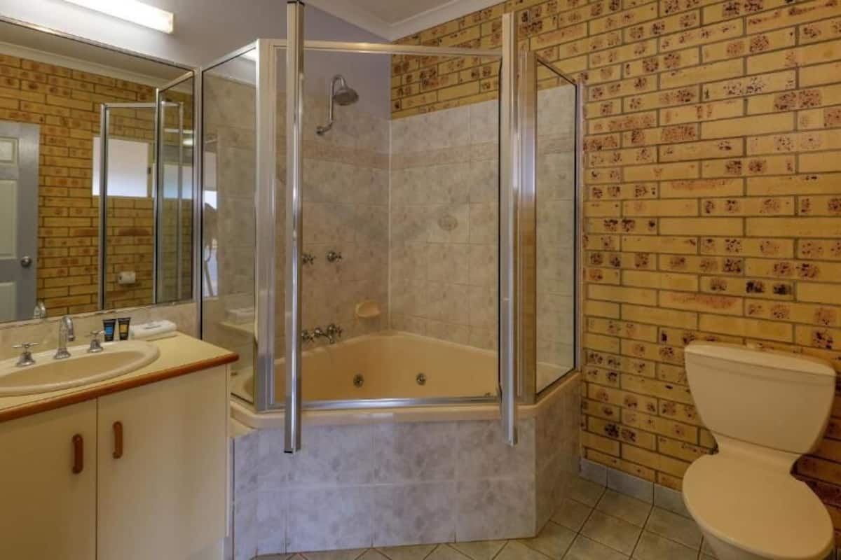 Habitación clásica doble, 1 cama de matrimonio, no fumadores | Baño | Artículos de higiene personal gratuitos, secador de pelo y toallas