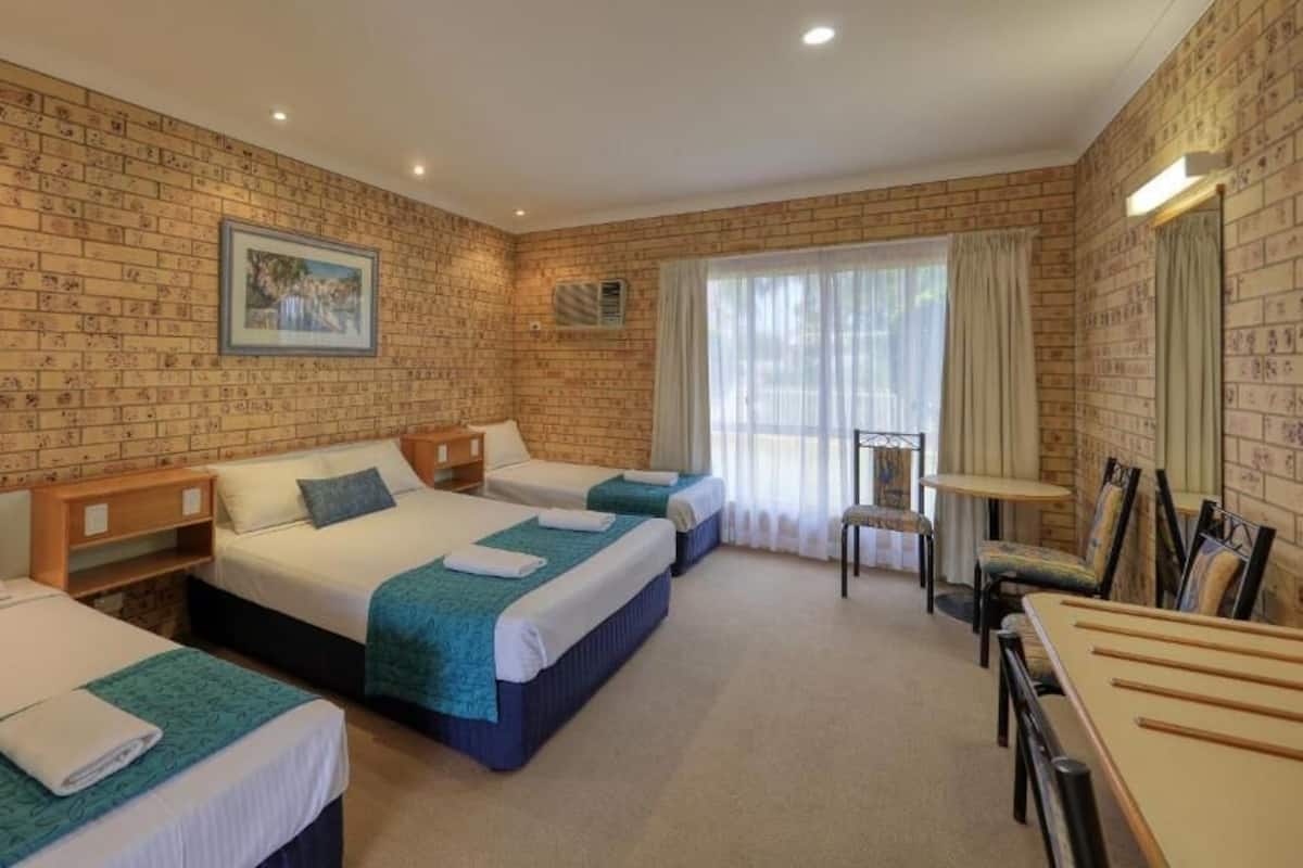 Habitación triple clásica, varias camas, no fumadores | Escritorio, espacio para trabajar con un portátil, cortinas opacas