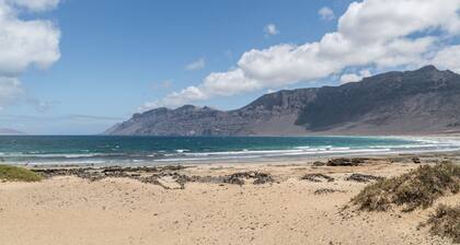 Ferienwohnung 'Famarabeach' mit Bergblick, privater Terrasse und Wi-Fi