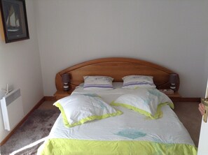 2 makuuhuonetta, silitysrauta/-lauta, ilmainen Wi-Fi, vuodevaatteet