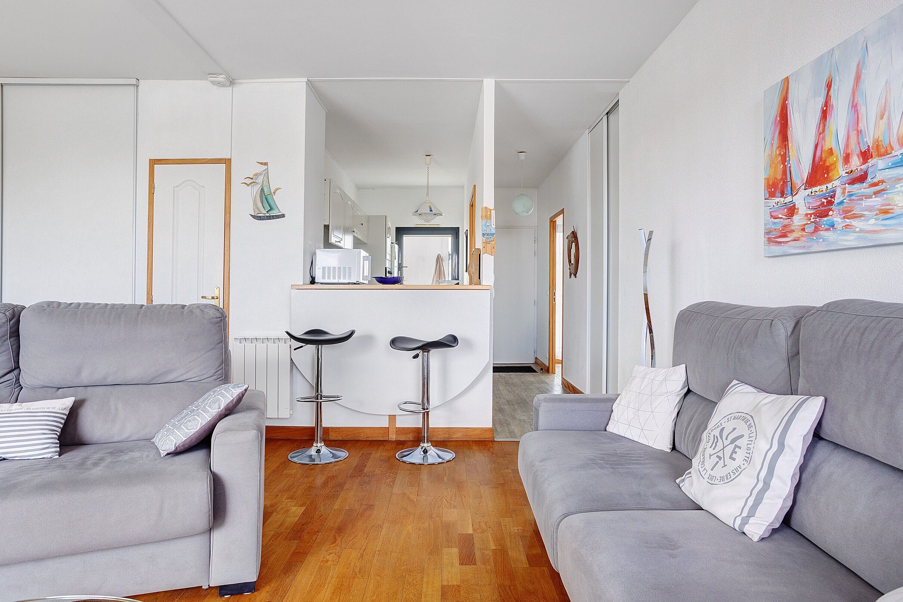 Een televisie en een stereo