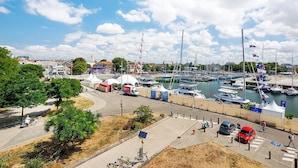 A marina with boats, a road with a pedestrian crossing, and a bicycle lane. - Apartment 'Les 2 Tours La Rochelle' with Balcony and Wi-Fi (La Rochelle)