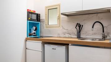 Fridge, microwave, stovetop, coffee/tea maker