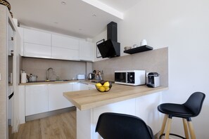 Kühlschrank, Mikrowelle, Ofen, Herdplatte