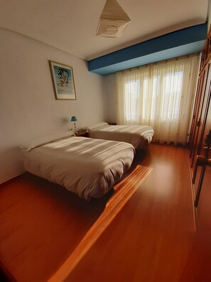 4 bedrooms, iron/ironing board, free WiFi, bed sheets