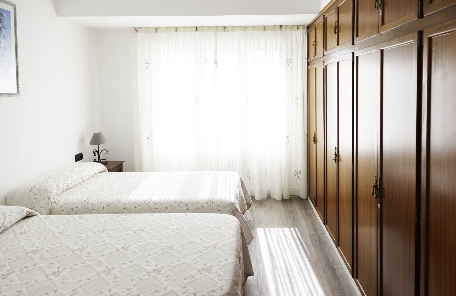 4 soverom, strykejern/-brett, wi-fi (inkludert) og sengetøy