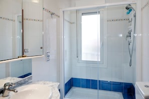 Douche, séchoir à cheveux, serviettes fournies