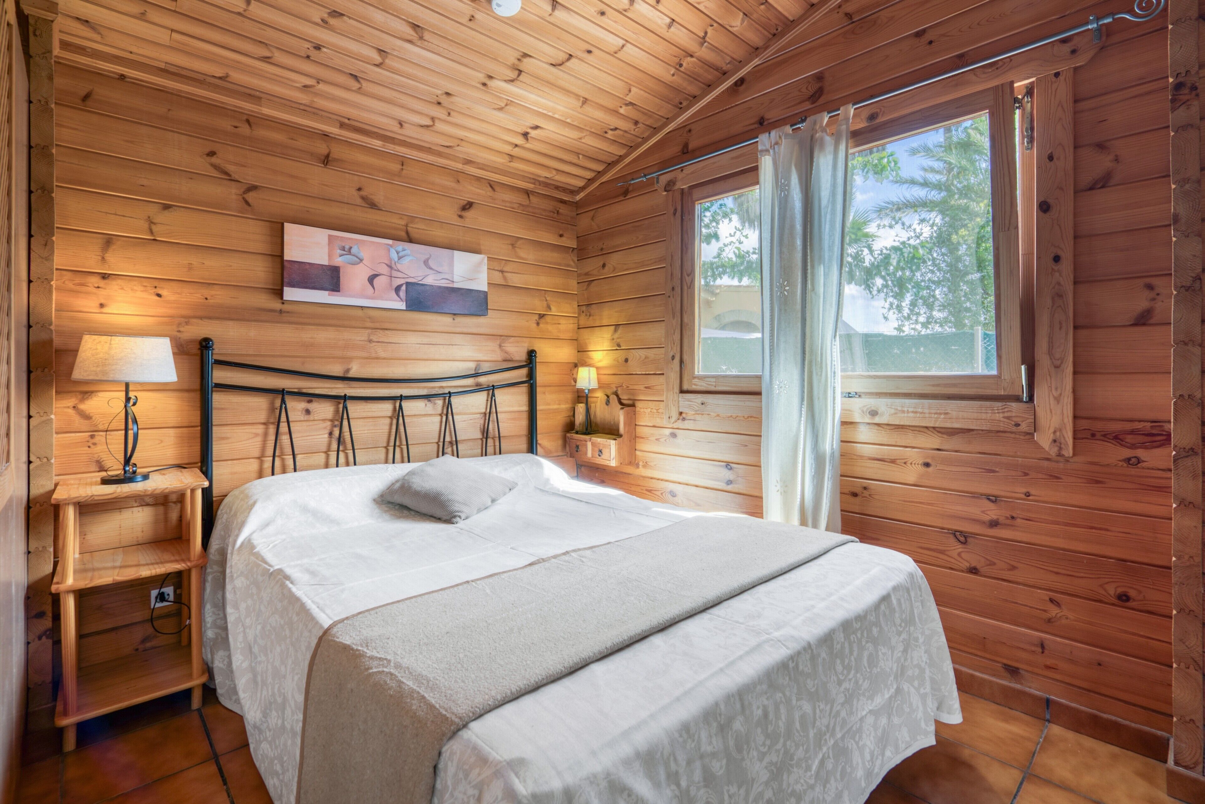 1 bedroom, bed sheets