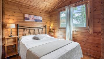 1 bedroom, bed sheets