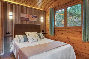 1 bedroom, bed sheets