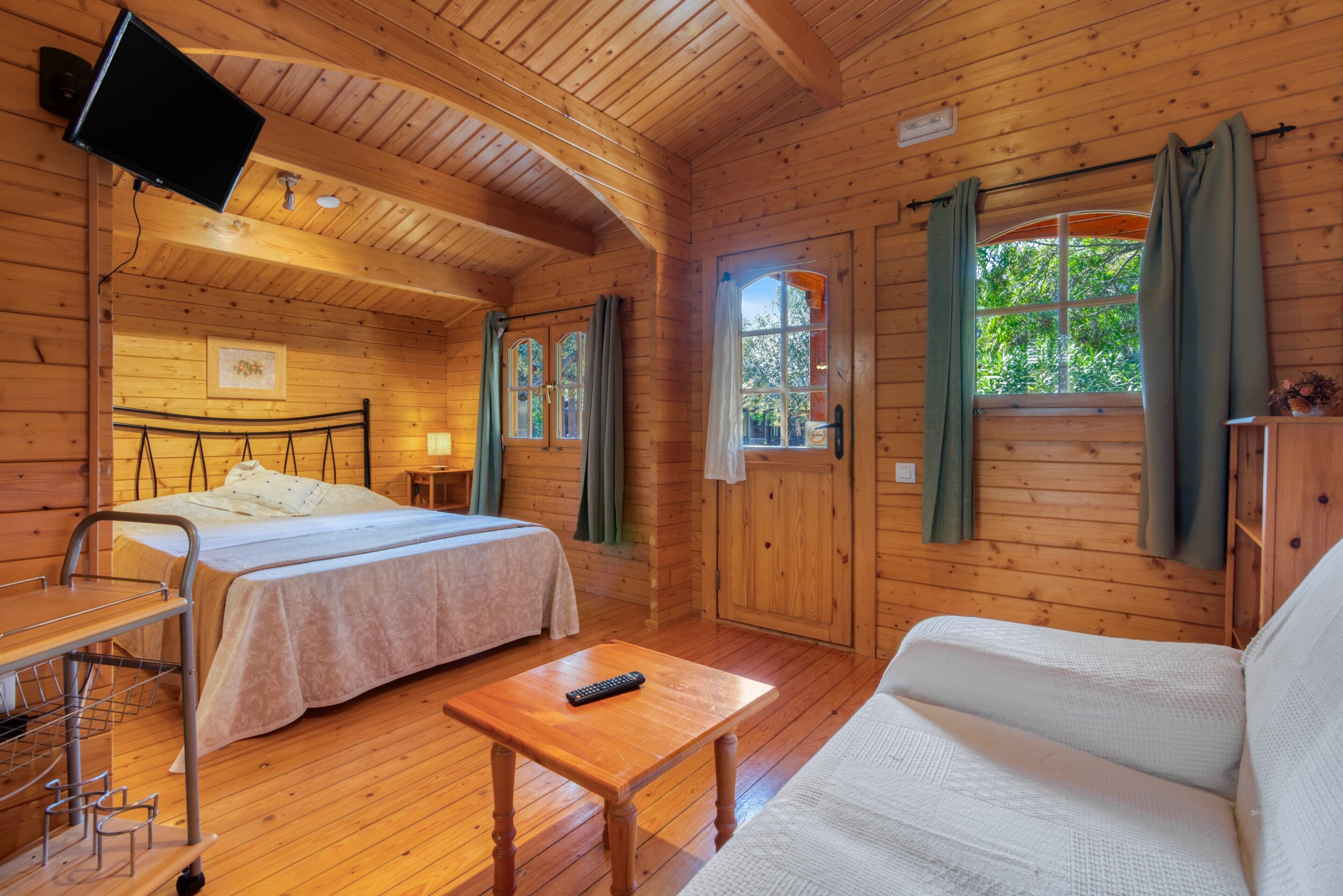 1 bedroom, bed sheets