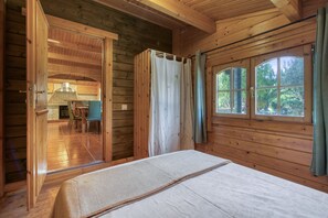 3 bedrooms, bed sheets