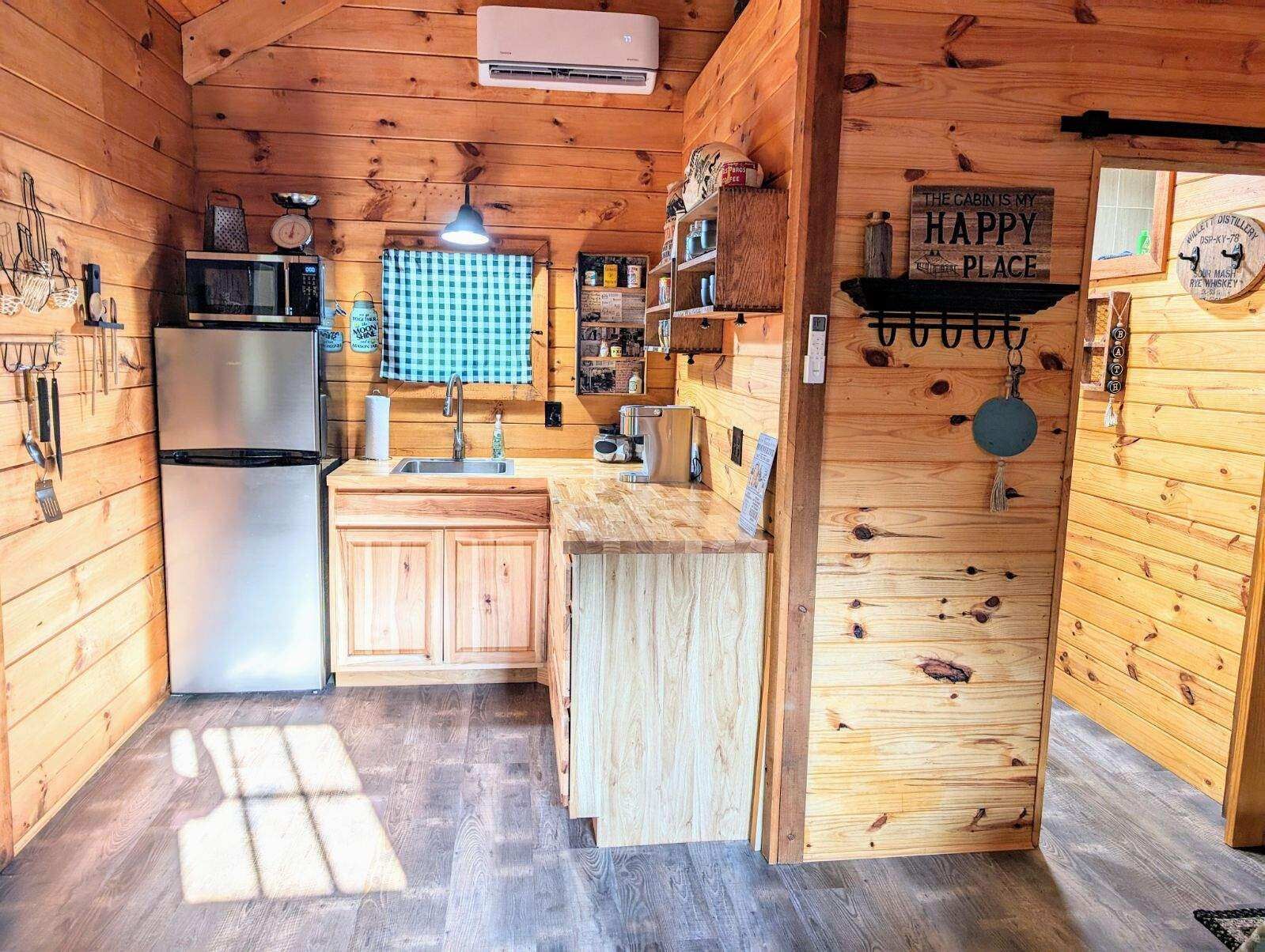 Refrigerador, microondas, cafetera y tetera y tostadora 