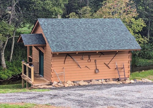 "Moonshine Mansion" Cozy tiny cabin in peaceful Fancy Gap.
