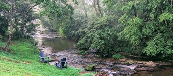 "Moonshine Mansion" Cozy tiny cabin in peaceful Fancy Gap.