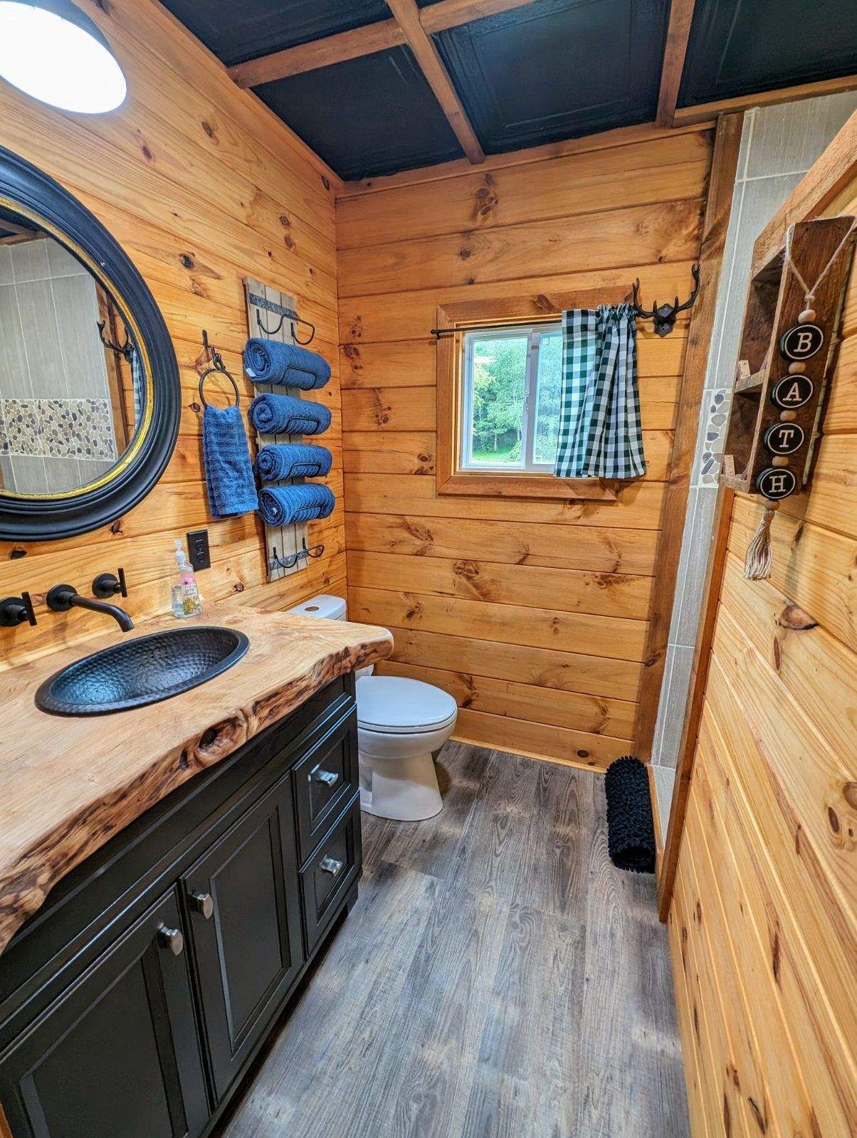 Regadera, secadora de cabello, toallas, jabón 