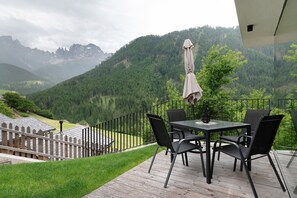 Outdoor dining - Apartment 'Similde' with Mountain View, Shared Terrace and Wi-Fi (Tiers)
