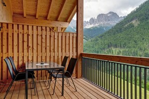 Outdoor dining - Apartment 'Striona' with Mountain View, Shared Terrace and Wi-Fi (Tiers)