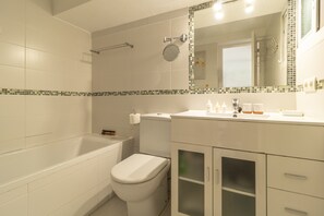 Shower, towels - Villa 'Bahia Dorada' 50 m to the Beach with Sea View, Wi-Fi and Air Conditioning (Bahía Dorada)