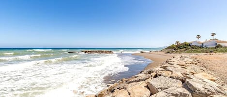 بالقرب من الشاطئ