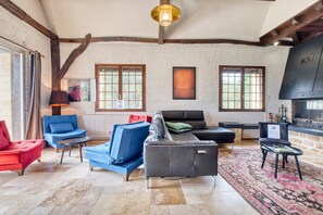 TV, fireplace, ping pong - Maison Le Cayre: Air-Conditioned Family Home with Pool and Panoramic View in Sarlat (Sarlat-la-Canéda)