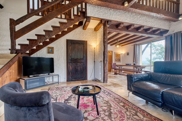 TV, fireplace, ping pong