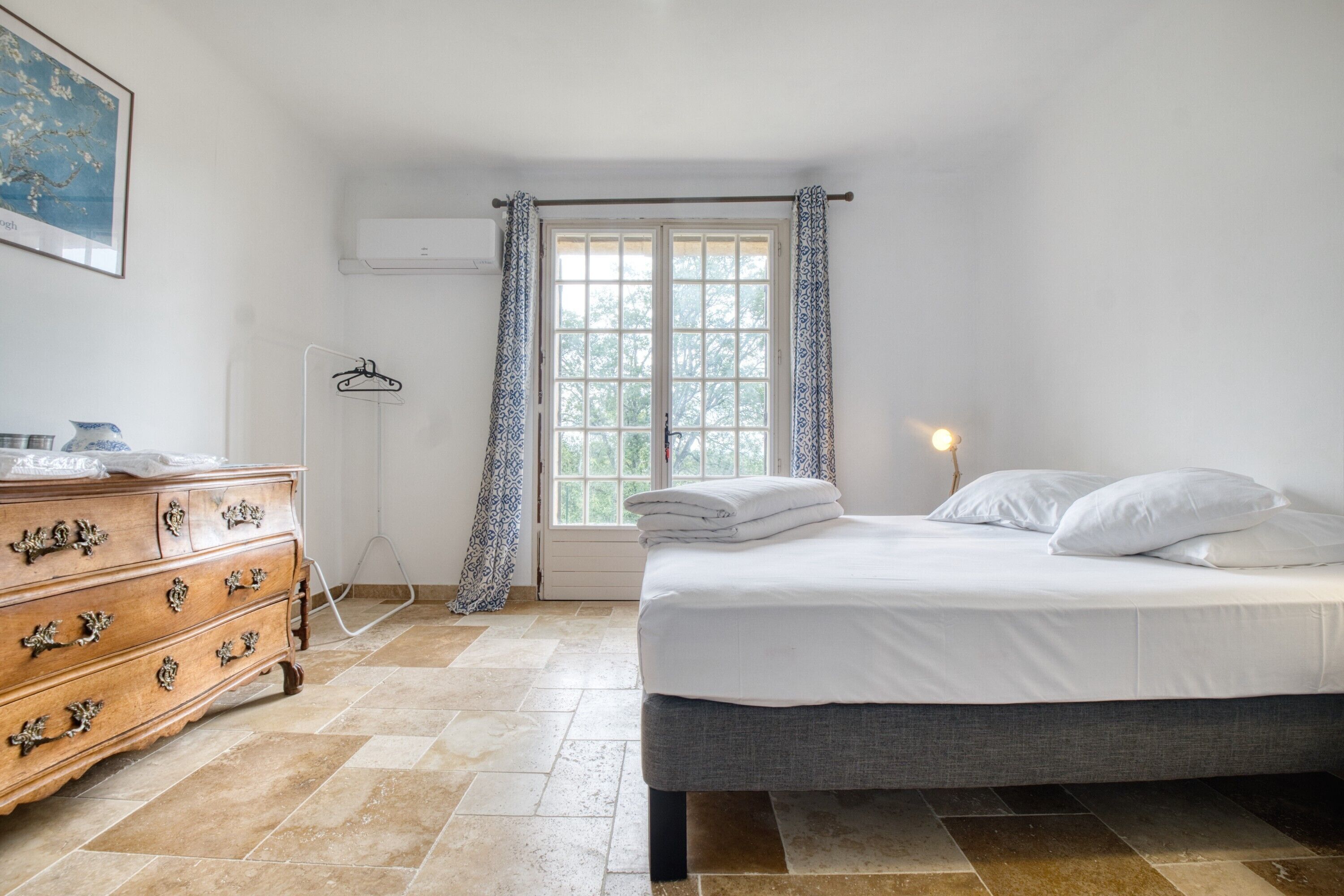 5 bedrooms, iron/ironing board, free WiFi