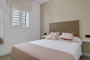 1 bedroom, bed sheets - Apartment 'Apartamentos Habana 2' with Air Conditioning (Barbate)