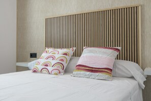 1 bedroom, bed sheets - Apartment 'Apartamentos Habana 2' with Air Conditioning (Barbate)