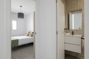 1 bedroom, bed sheets