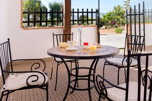 Outdoor dining - Apartment 'La Teja 1' with Mountain View, Wi-Fi and Air Conditioning (Arroyo del Ojanco)