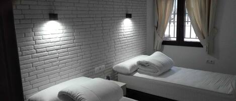 3 slaapkamers, een strijkplank/strijkijzer, gratis wifi, beddengoed