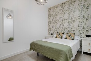 1 bedroom, bed sheets - Apartment 'Apartamentos Habana 4' with Air Conditioning (Barbate)