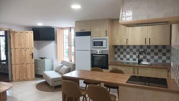 Geladeira, micro-ondas, fogão, cooktop